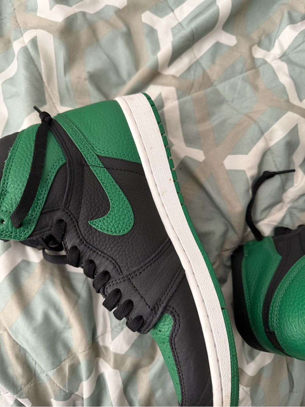 Nike Men’s Black and Green High Top Sneakers